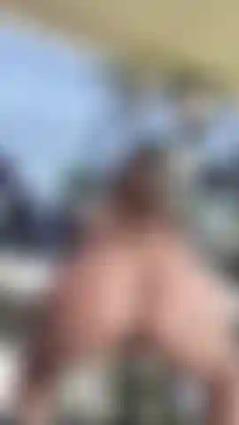 Hago ejercicio desnudo al aire libre. Hago sentadillas, zancadas y pesas de mano, 2025.