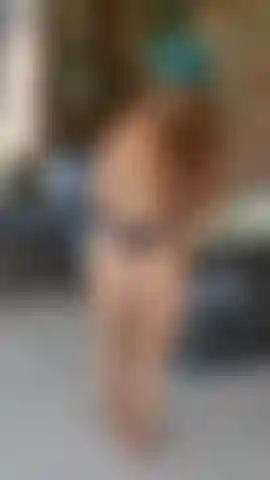 Orgasmo de pie afuera y squirt en el piso del patio, grabación en vivo 2023.