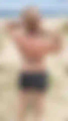 Playa juego de riesgo. Digitación y follada de coño en la playa.