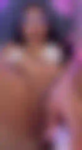 Puta se masturba con vibrador.