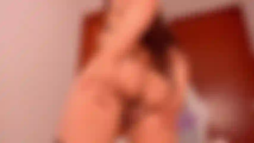 Me encanta abrirme el culo para ti y ponerme el coño bien mojado... Haciendo que suene cada vez que deslizo mis dedos adentro.