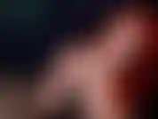 La sexy jennifer vestida de cuero fuma un gran cigarro provocándote seductoramente con sus curvas sexys, inhalaciones suaves y ojos fascinantes. No puedes evitar respirarla y estar bajo su hechizo.