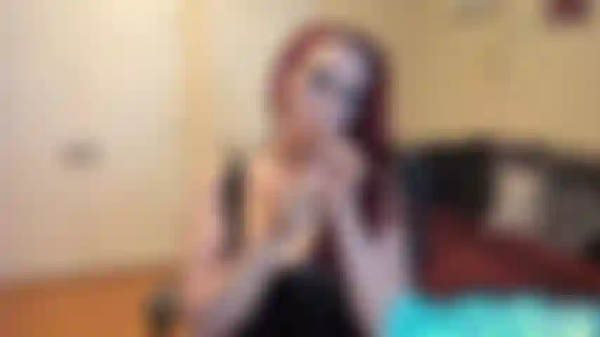 Un cigarro nunca es solo una cigarrera: enciende un cigarro y luego, usando su curva sexy y su voz seductora, entra en tu mente y te sopla el humo en la cara, convirtiéndote en su mejor sirviente del humo de una manera que solo ella sabe. Solicitud personalizada? Envíame un mensaje!