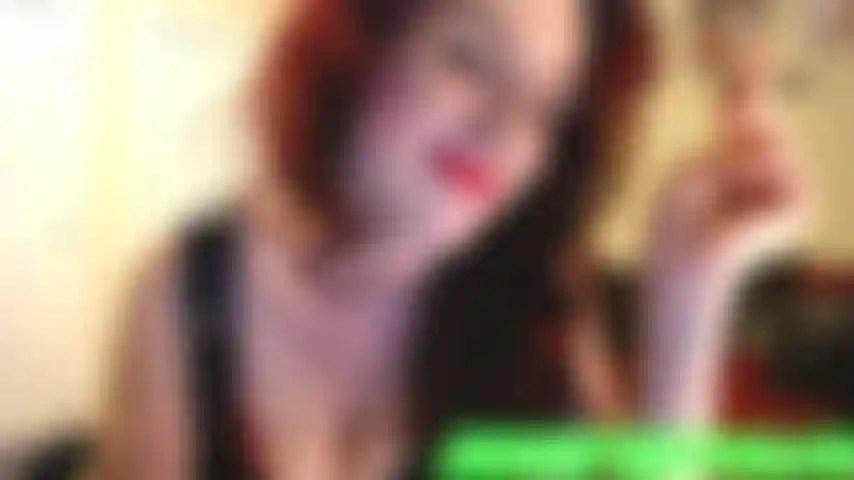 Mis labios ahumados te pertenecen ahora: la diosa jennifer vestida de látex fuma su clavo y te hipnotiza, no puedes resistirte a ser esclava. Así es, ¡la diosa te posee ahora!