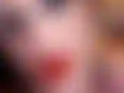 Lips asmr. ¡Noto que sigues mirando mis sexys labios rojos! No puedes resistirte a ellos, ¿verdad? Mira como te susurro, aplicándome seductoramente mi lápiz labial una y otra vez, fumando mi cigarro también.