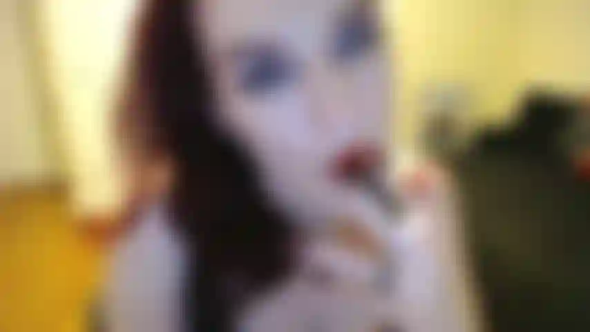 Smoke& stroke para jenn: mi sumiso simplemente no puede resistir mis labios rojos llenos de humo. Es hora de fumar y acariciar a tu diosa. Estoy en topless vestida de cuero sexy animándote a obedecer mis órdenes.