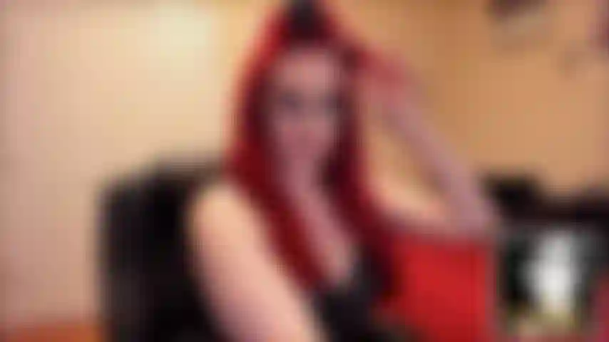 Voyeur de peinado: mira mientras rizo mis hermosos y largos mechones rojo fuego con rulos térmicos clásicos con clips que muestran mi hermoso rostro. Luego me acerco simpáticamente a la cámara para hipnotizarte con mi belleza. No puedes evitarlo tienes que servirme.