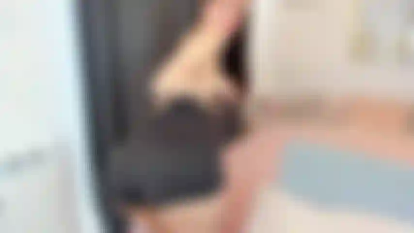 Exploro el cuerpo de jennifer y juego con sus tetas.