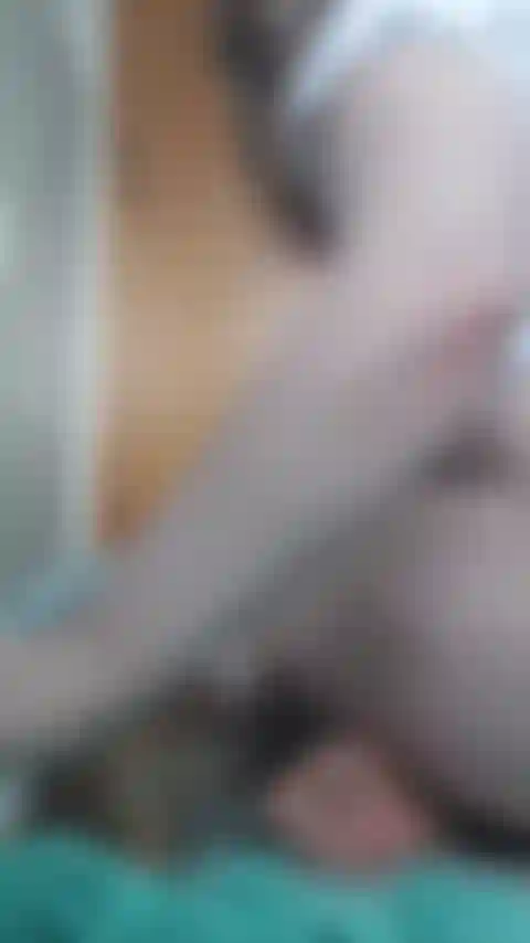 Coño y culo abiertos.