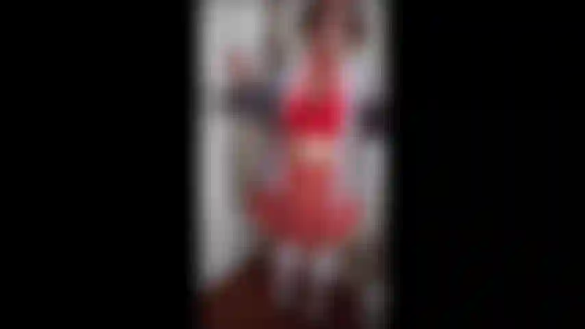 Jeny se despierta zombie pero sigue siendo ninfomana....