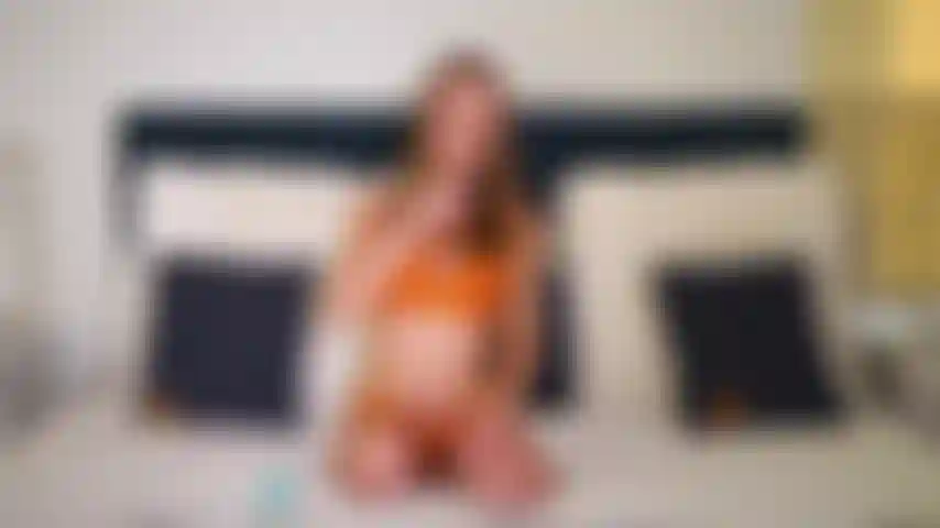 Petite macy meadows se divierte jugando consigo misma en la cam.