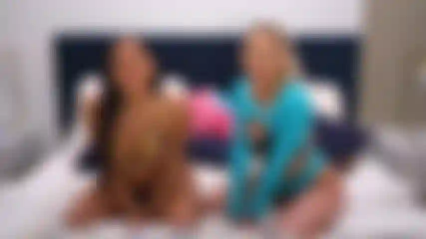 Chicas freaky llenan sus coños con juguetes en este sexy trío lésbico en vivo.