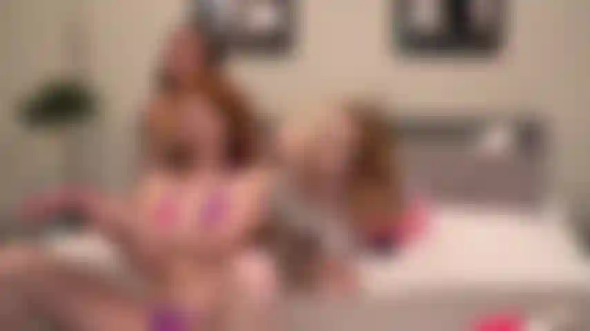 Chicas calientes de verano: andi rose, jane rogers y scarlet skies están usando un consolador de doble cara para correrse en vivo en jerkmate.