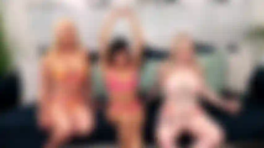 Corazones traviesos: ember snow se folla a mellanie monroe y kaiia eve con un arnés durante un show en vivo.