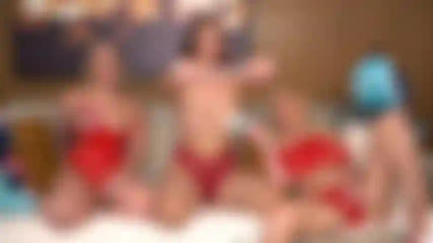 Tatuajes y tetas: kali roses, bella rolland y brooke banner están siendo muy creativas con un consolador de doble cara durante el show en vivo de jerkmate gold.