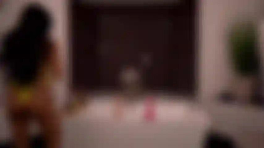 Roja, blanca y tetona: rocky emerson y ember snow montan consoladores y juegan entre ellos en la bañera.