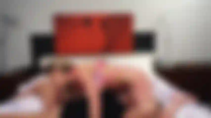 Adira allure es follada duro y cubierta de crema en un programa de cámara en vivo de fin de semana.