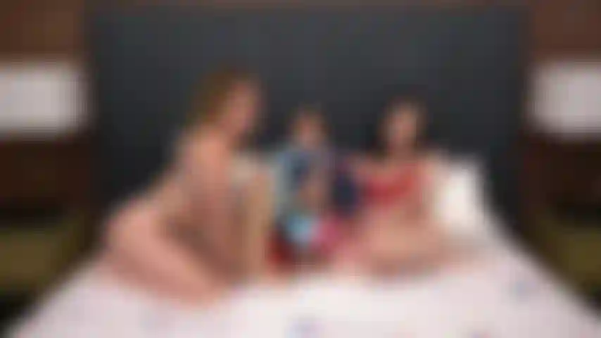 Jazmin luv, katie kush, diana grace atan a avery black y hacen que se corra en un show de cámara en vivo.