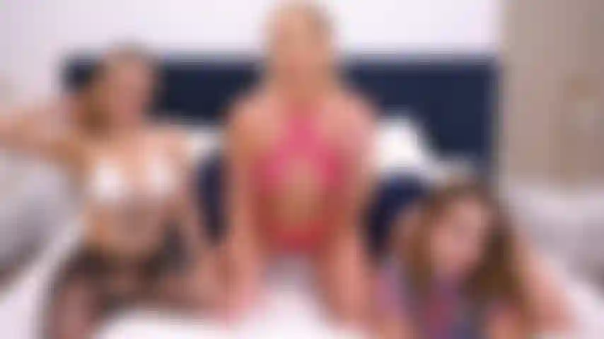 3 Las chicas calientes que fuman tienen el mejor trío de chicas en cámara en vivo.