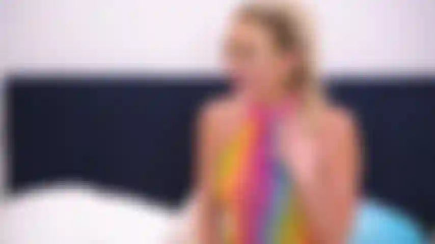 Increíble trío lésbico squirting durante un show en vivo con las estrellas porno más cachondas.