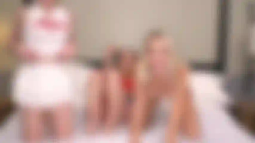 Fucktoberfest: las 3 chicas rubias melody marks, sky pierce y parís white montan arneses, consoladores y lamen coños.