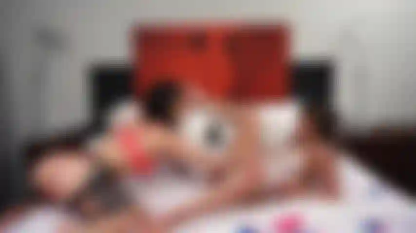 Maddy may y kylie rocket se divierten montando un arnés y comiéndose el coño en un programa de webcam en vivo.