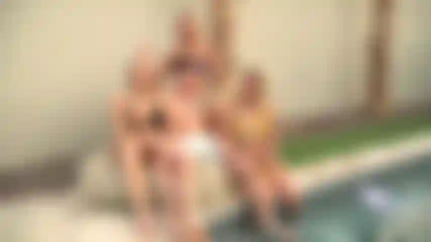 Chicas calientes de verano: cuarteto junto a la piscina en vivo en jerkmate con kyler quinn, chloe temple, harley king y chase arcangel.