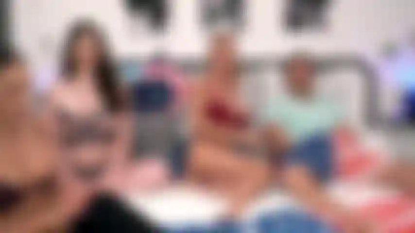 4 Algo de julio: a donnie rock le chupan la polla mientras alyx star, mckenzie lee y sheena ryder juegan entre ellas.