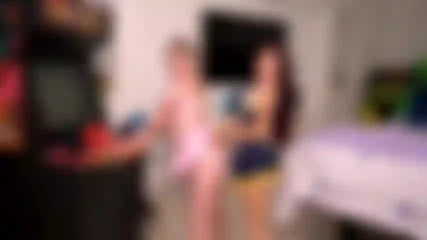 Noche de cosplay: tyler nixon recibe a todas las chicas de cosplay jewelz blu, sabina rouge y eliza eves en un show de cámara de cuarteto de cosplay en vivo.