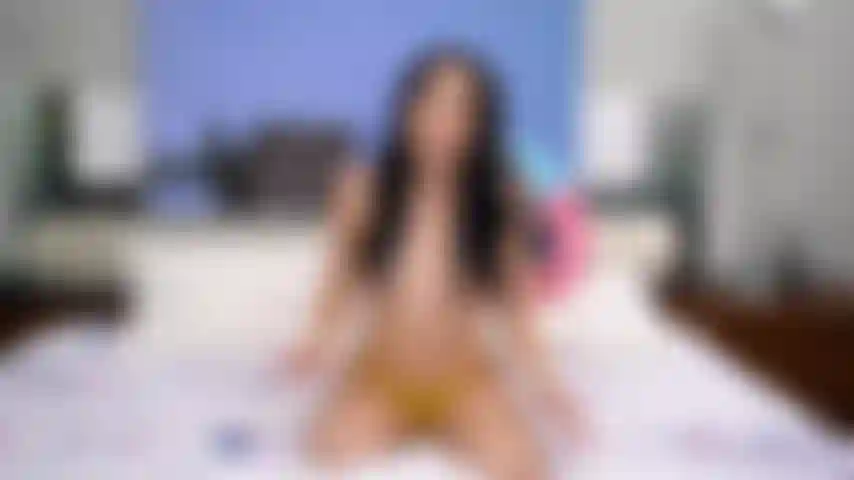 Chicas cachondas se montan en la cara en un trío de lesbianas calientes.