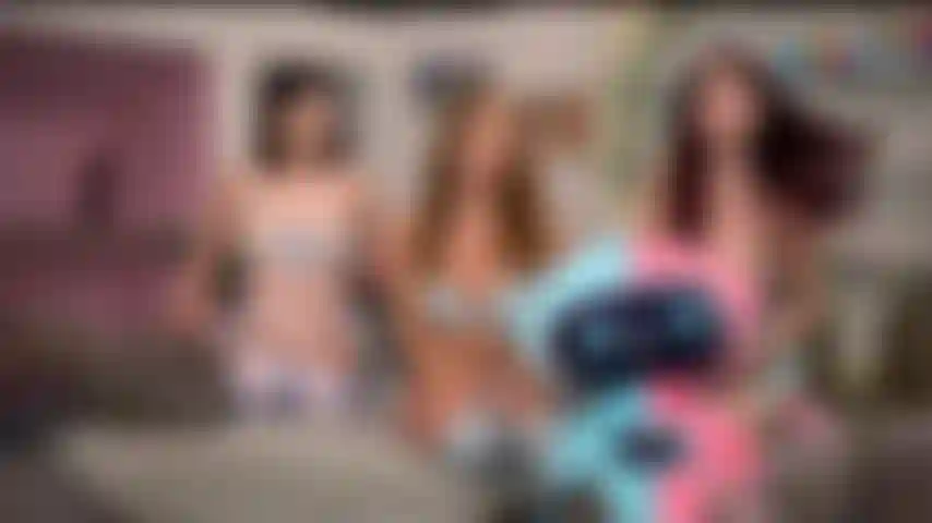 Hagamos un juego de roles: skylar snow, jessica ryan, liv wild: tres chicas calientes con medias hasta los muslos jugando entre ellas en el show de cámara dorada en vivo.