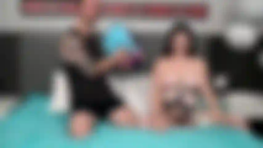 Chad alva pone su dura polla entre las grandes tetas de alyx star durante un épico show en vivo.