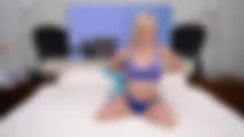 Tres chicas lamiendo y chupando un consolador como si fuera tu polla en cámara en vivo.