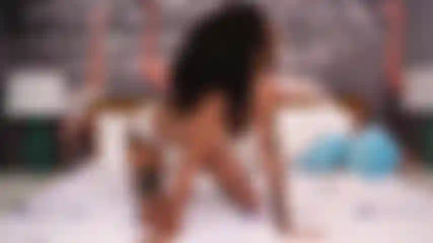 La latina emma blanco se divierte mucho jugando consigo misma en el programa de vida.