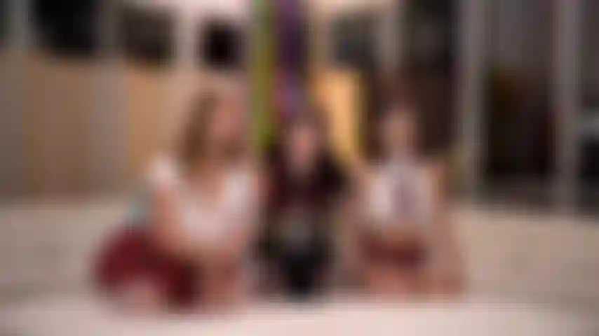 Hagamos un juego de roles: la monja castiga a las colegialas con un arnés con skylar snow, jessica ryan y liv wild en un show de cámara en vivo de juego de roles.