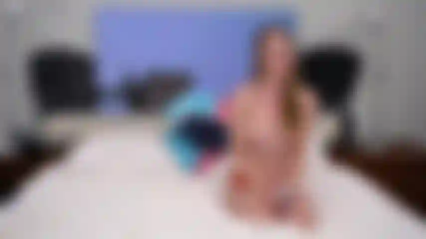 Toda mojada y cachonda: tres chicas calientes follan y se lamen el coño en vivo en la cámara.