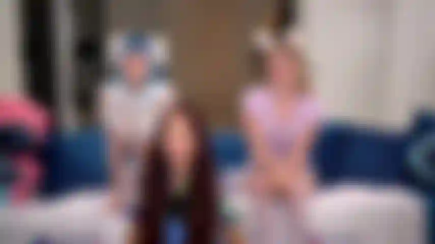 Noche de cosplay: jewelz blu, sabina rouge y eliza eves juegan con juguetes haciendo cosplay durante el show de cámara en vivo gold.