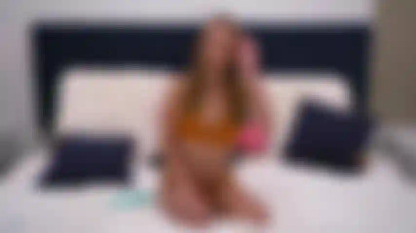 Macy meadows se masturba y te mira con sus hipnotizantes ojos azules en un show de cámara en vivo.