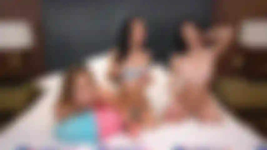 Katie kush monta un arnés mientras diana grace y jazmin luv se masturban en un show de cámara en vivo.