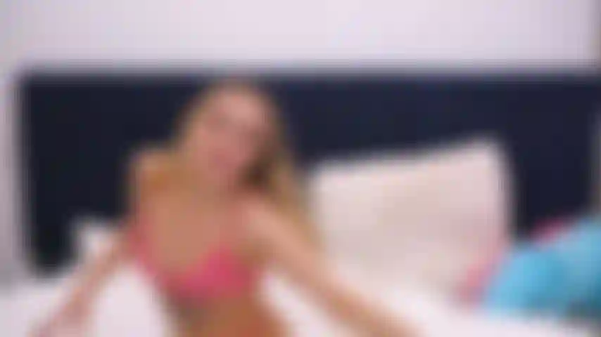 Estas 3 bellezas se vuelven locas en este trío lésbico con cámaras en vivo.