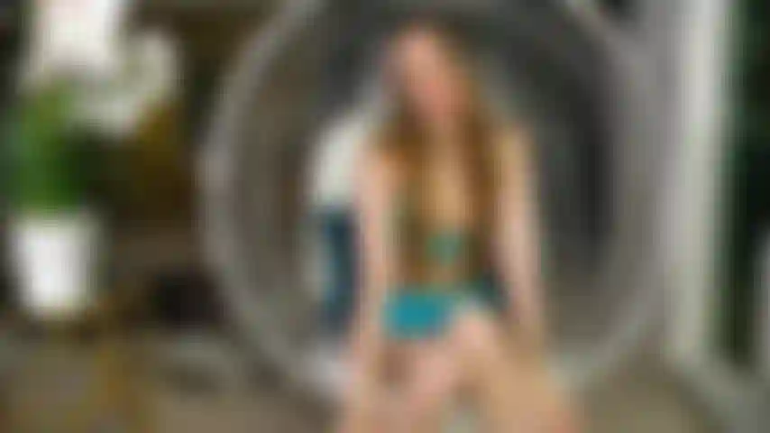 La increíble jillian janson está de nuevo, míralo soplar un gran consolador y follarse en su apretado y húmedo coño en vivo.