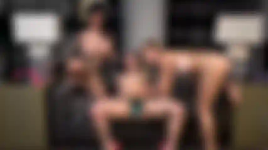 Whitney wright se divierte mucho follando con lily lane y paige owens con un show de fin de semana en vivo con strap-on.