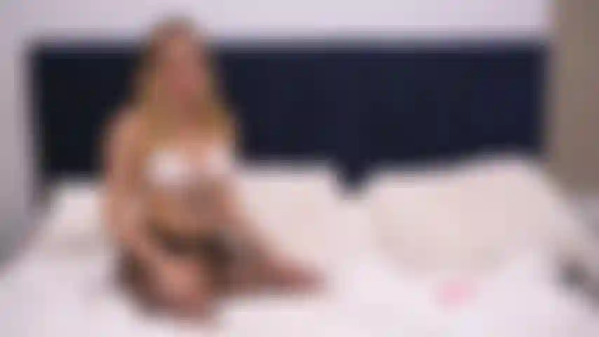 Adira allure eyacula por todas partes en este trío en vivo con anna claire clouds y laney grey.