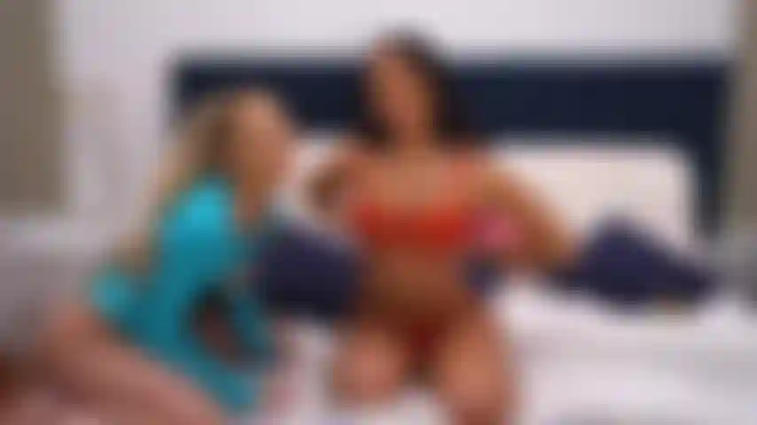 La nena bronceada con curvas mila monet se divierte con adira allure antes de una masturbación en solitario.