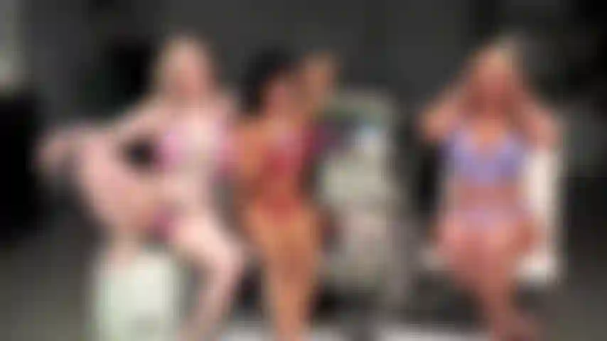 Corazones traviesos: ember snow, mellanie monroe y kaiia eve están usando una gran colección de juguetes sexuales durante un show en vivo.