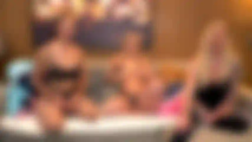 Tatuajes y tetas: kali roses y bella rolland están haciendo que la milf brooke banner alcance el orgasmo en vivo en jerkmate tv.