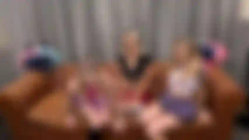 Fucktoberfest: melody marks, sky pierce y paris white. Tres colegialas rubias bonitas con faldas cortas tienen un trío en vivo en la cámara.