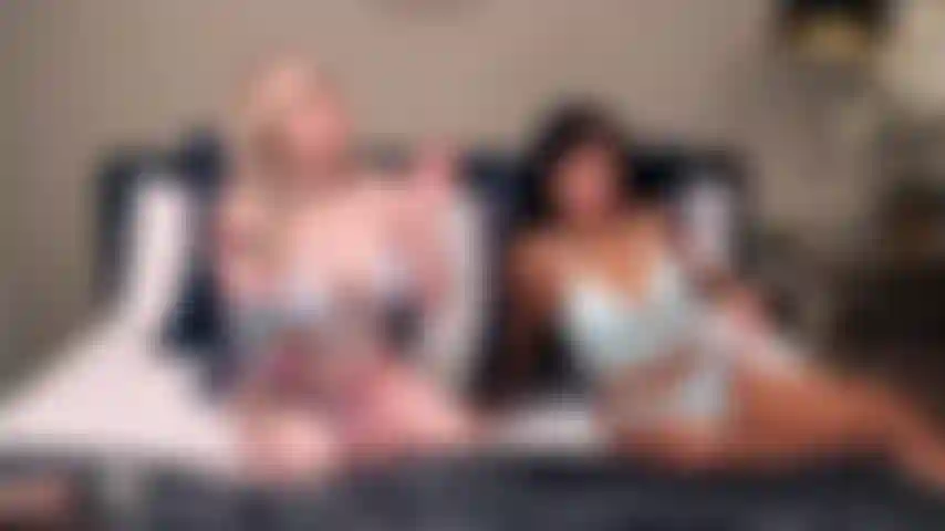 Naughty hearts: ember snow y kaiia eve están tijereando hasta que alcanzan el clímax durante el show de oro en vivo.