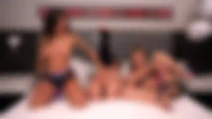 Lily lane toma pollas de todos lados, escupidas por paige owens y april olsen en un show de cámara en vivo.