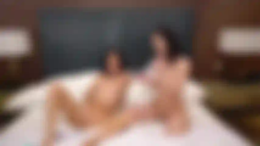 Jazmin luv, katie kush y diana grace se divierten con todo tipo de juguetes en un show en vivo de fin de semana.